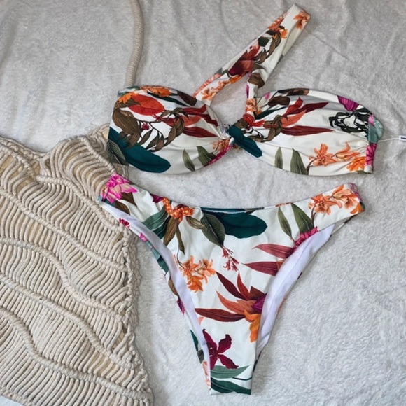 Off the shoulder cheeky tropical floral bikini - Picture 4 of 9